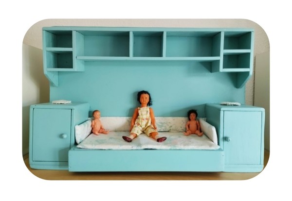 Poupées anciennes dans un ancien lit de poupée en bois vintage Photo Stock - Alamy