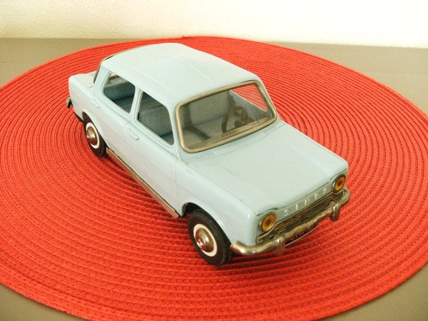 Ancienne Voiture Joustra SIMCA 1500 à Friction à Restaurer